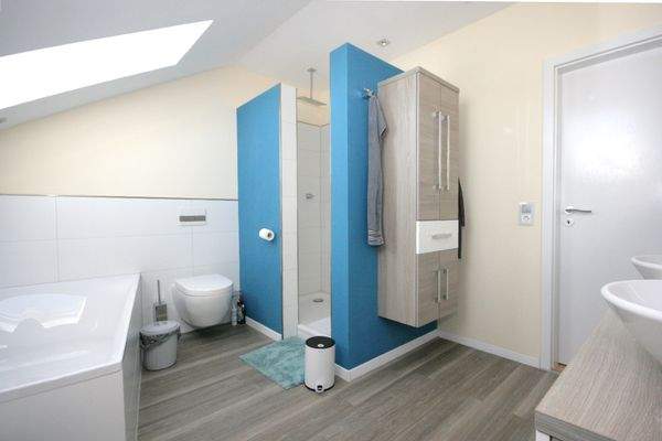 großes (Eltern-) Badezimmer (Bild 04)