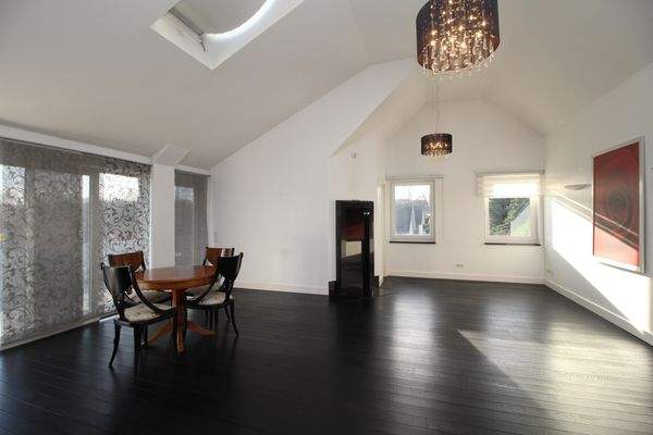 HOCHTERRASSE (li.), WOHNEN MIT KAMIN