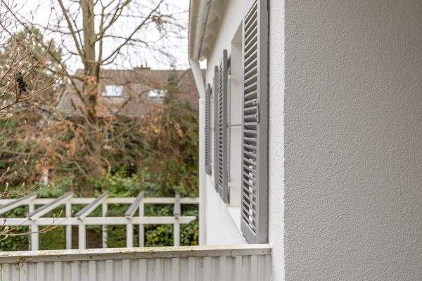 Familienidyll in Bogenhausen: Doppelhaushälfte mit sonnigem Westgarten & Grünblick