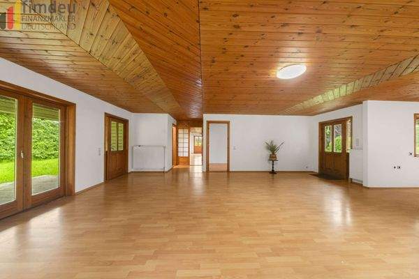 Blick vom Wohnbereich in HWR und Flur