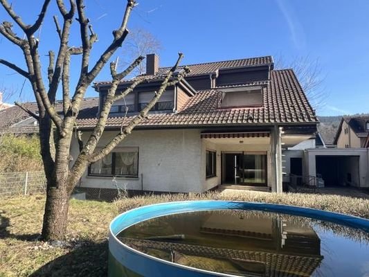 Rückseite mit Garage