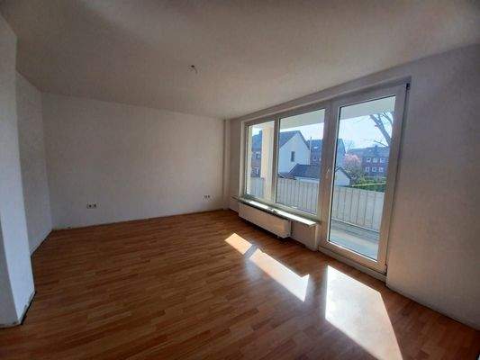 Wohnzimmer mit Balkon 