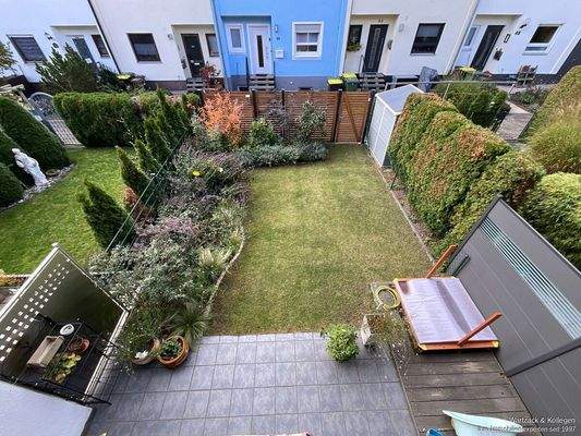 Blick vom Balkon in den Garten