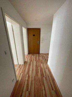 Flur-Blick Richtung Eingangstür.jpg