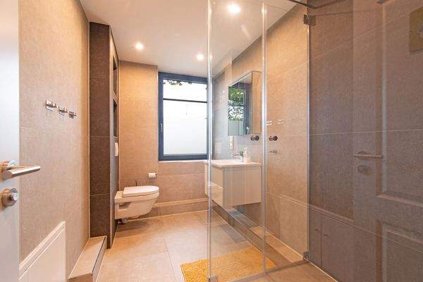 Duschbad: Zeitloses Duschbad mit edlen Oberflächen