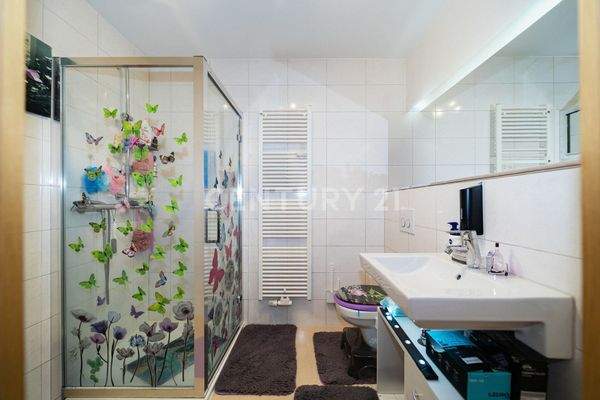 Badezimmer + Ebenerdige Dusche