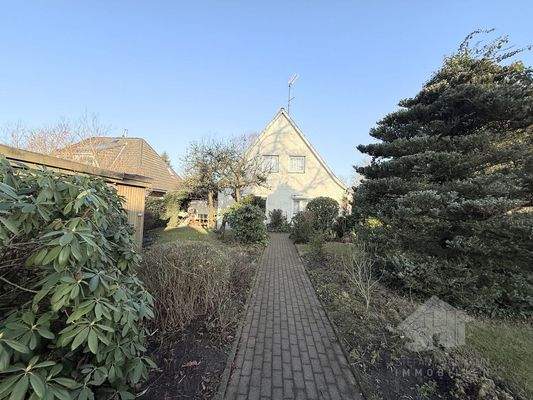 Hausansicht mit Vorgarten