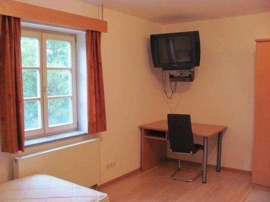 Schreibtisch und Fernseher