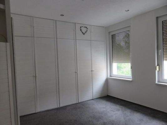 OG: Schlafenzimmer mit Einbauschrank