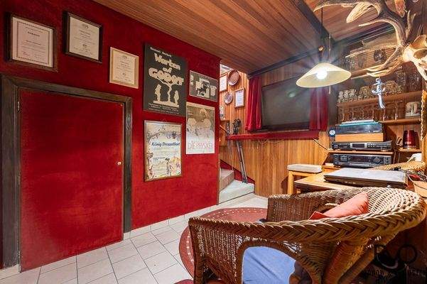 Kellerraum mit Aufgang ins Erdgeschoss