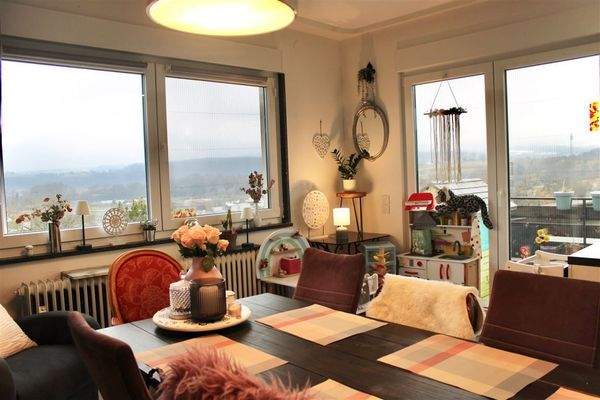 Esszimmer mit Zugang zur Terrasse