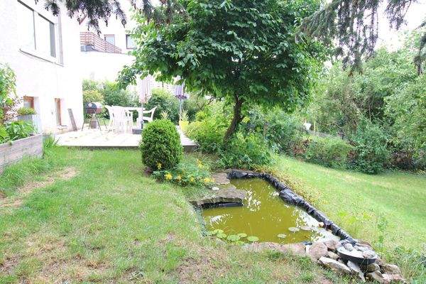 Garten mit Teich und Terrasse