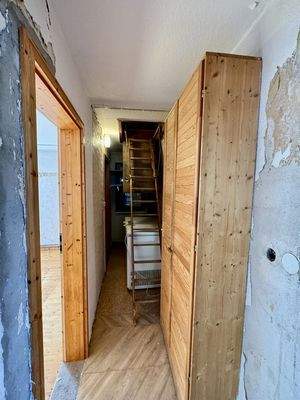 Hinterer Flur mit Bodentreppe ins Dachgeschoss