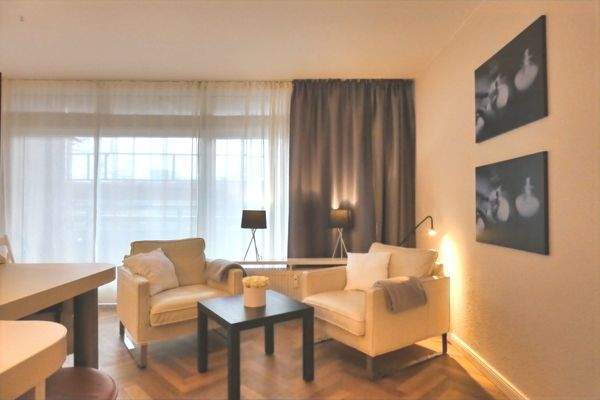 mit schicken Sesseln