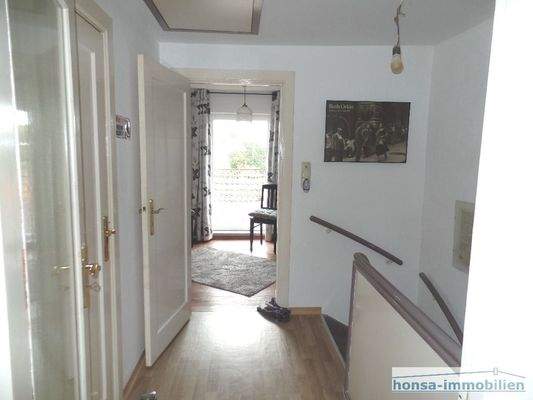 Flur Obergeschoss mit Blick Richtung Schlafzimmer/ Dachterrasse