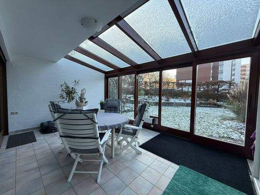 Wintergarten mit Blick in den Garten