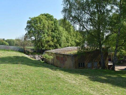 Ansicht mit Wirtschaftsgebäude