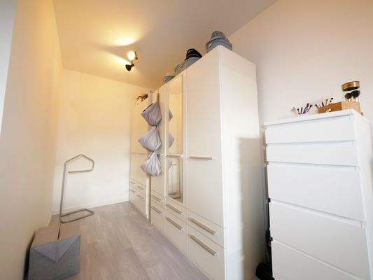 Ankleidebereich in einem der 3 Schlafzimmer