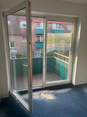 Balkon mit großem Fensterelement