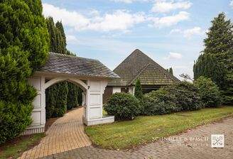 Der Torbogen empfängt die Gäste und Bewohner