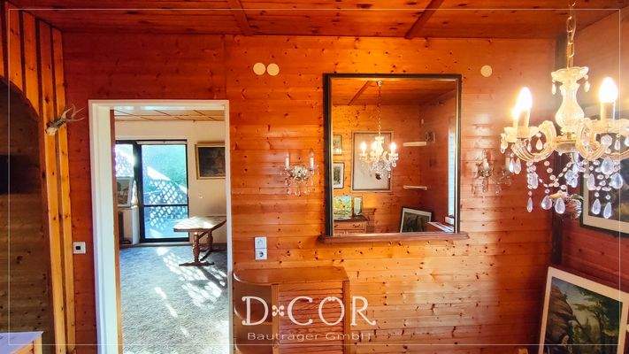 holzvertäfelter Eingangsbereich