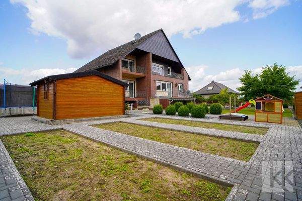 Riesiger Garten mit Beeten und...