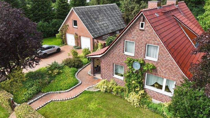 Hausansicht mit Garagenhaus