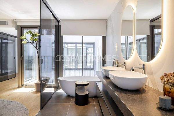 Elegant Apartments with Rooftop Pool in Barcelona