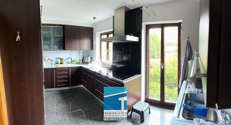 Küche mit Einbauküche