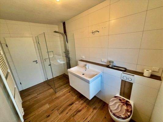 Sehr schönes Bad im Erdgeschoss