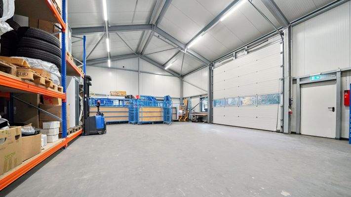 Hinterer Hallenbereich mit 2 Einfahrtstor