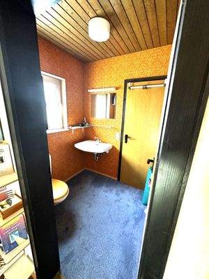 Toilette und Waschbecken im OG