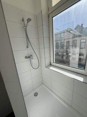 Moderne, großzügige Dusche 