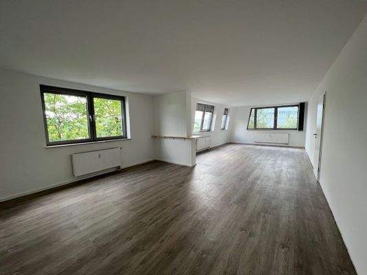 .... großflächig und lichtdurchflutet.