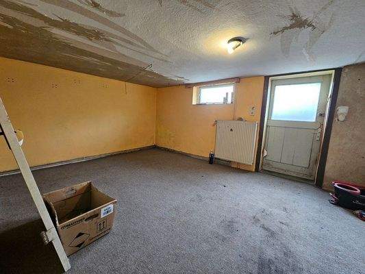 Raum im Keller m. Gartenzugang.jpg