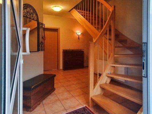 Diele mit Holztreppe