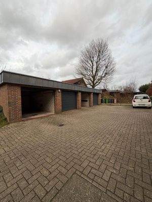 Garage und Parkplatz