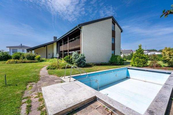 Süd-Ost-Ansicht mit Swimmingpool