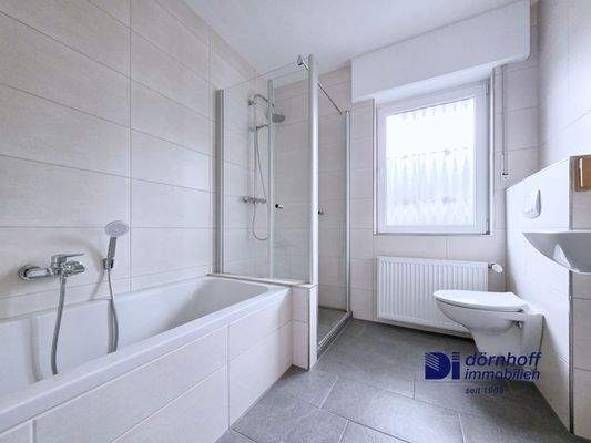 Badezimmer mit Dusche und Wanne