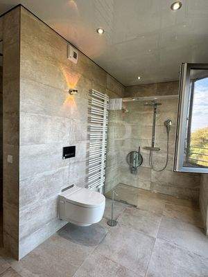 Sanitäre Einrichtungen mit Ausblick ins Grüne