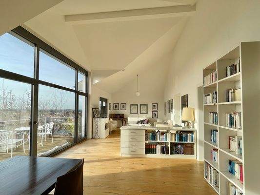 Der große und lichtdurchflutete Wohnraum mit ca. 46m² ist ein ganz besonderes Highlight der Immobilie