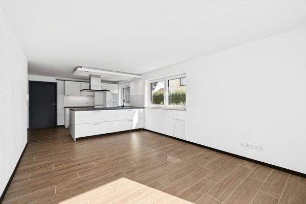 Wohnzimmer mit offener Küche