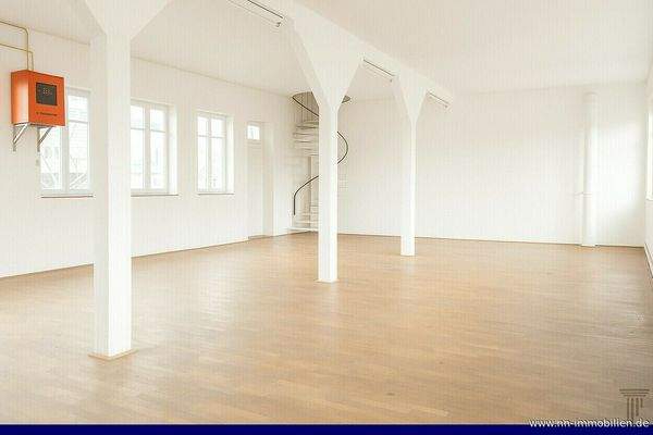 Innenansicht - grosszügige Lager - und Ausstellungsfläche
