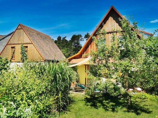 Haus und Scheune mit Garten