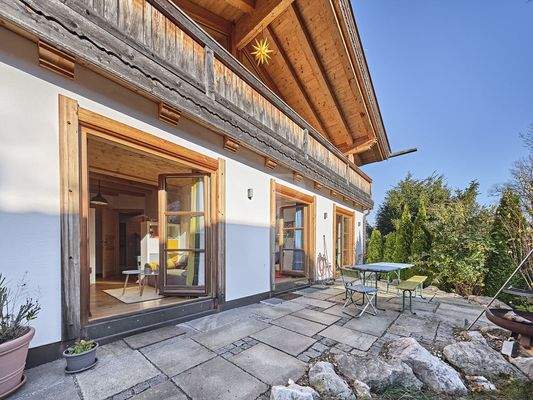 Terrassenansicht mit bodentiefen Ausgängen von den Zimmern