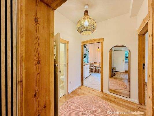 Der Flur schließt sich ans Esszimmer an