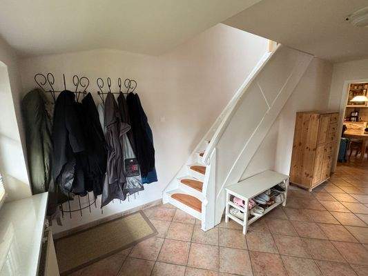 Holztreppe ins Dachgeschoss