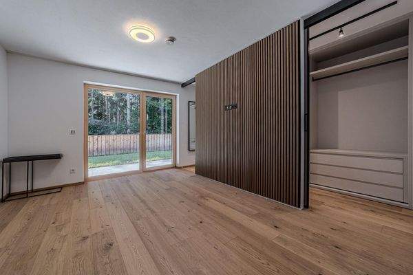 EG - Schlafzimmer mit begehbarem Schrank