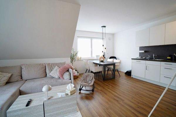 Wohn- und Esszimmer mit offener Küche