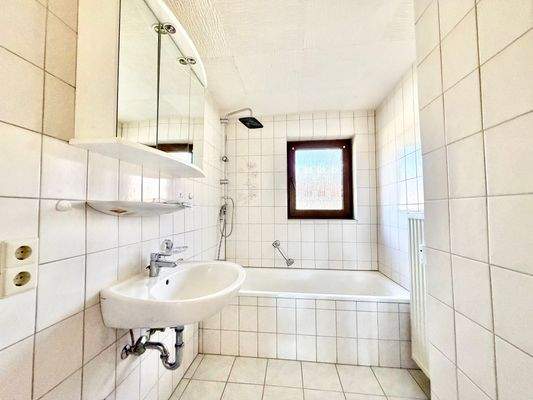 OG: Badezimmer mit Badewanne